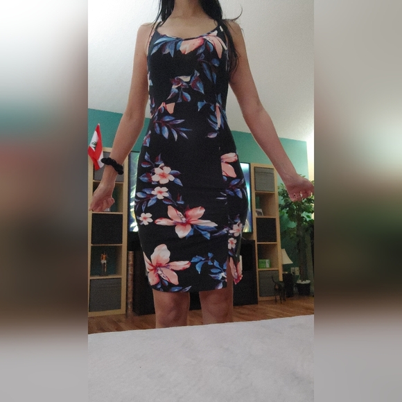Floral dress with slit - Picture 2 of 4